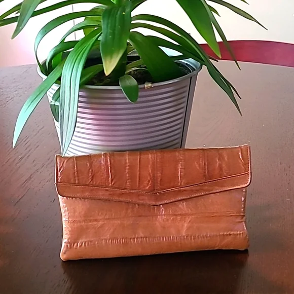 Genuine EEL wallet Made in Korea tan incredibly soft in good preloved condition - Picture 1 of 13